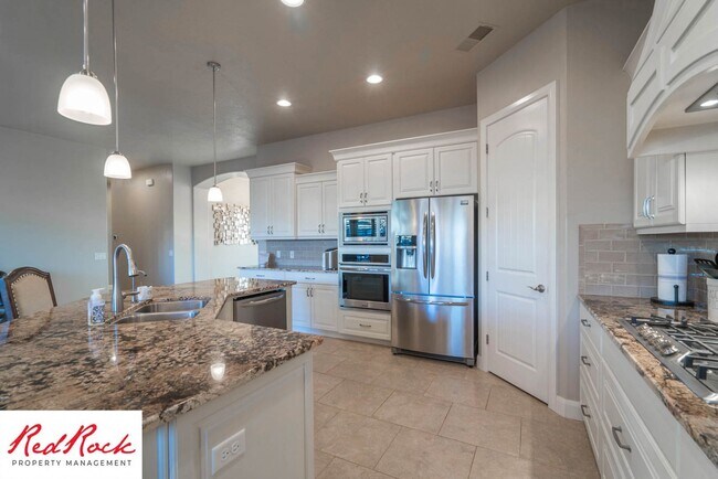 Foto del edificio - Stunning Fully Furnished 4 Bedroom Home. Community Pool & Mini Golf!