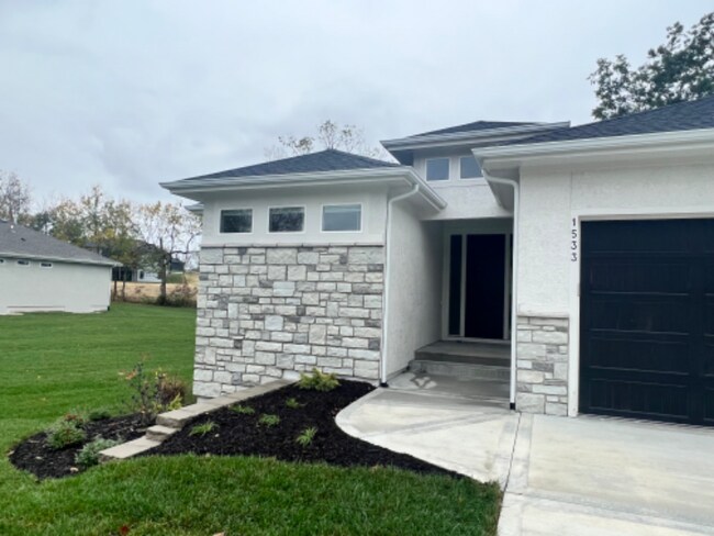 Building Photo - 1533 SW Hedgewood Ln