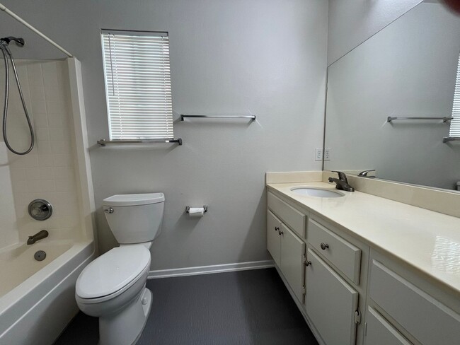 Building Photo - Bright 2-Bedroom Home in Gated Mira Mesa C...