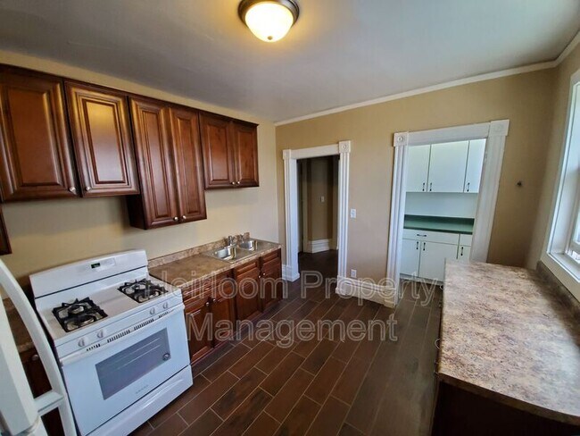 Foto del edificio - 421 N 1st Ave W