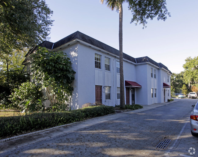 Building Photo - The Oaks Apartments