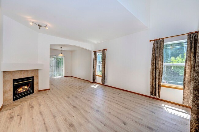 Building Photo - Lynnwood Two Story