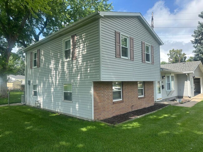 Building Photo - 537 Memorial Dr
