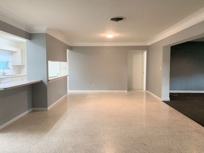 Foto del edificio - 3 Bedroom 2 Bath Spacious Home in Holiday Park