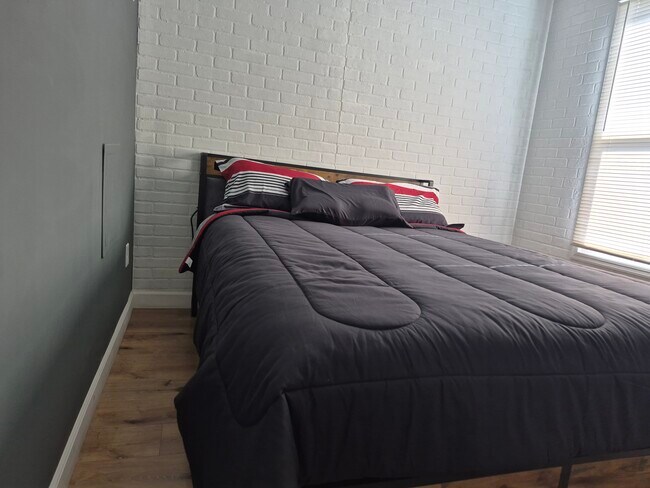 Building Photo - 1117 E Garfield St