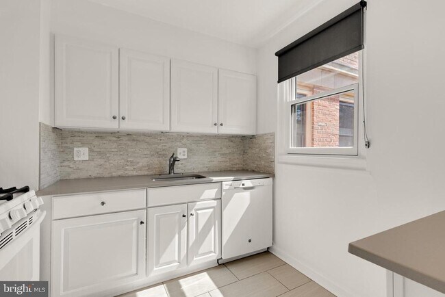 Foto del edificio - 4818 Chevy Chase Dr