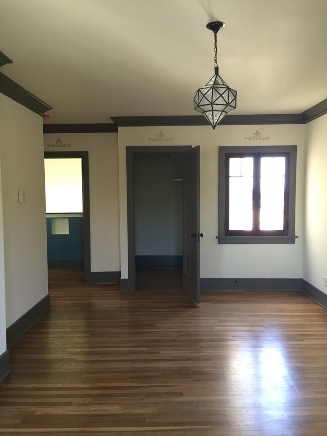 living room - 630 N Virgil Ave