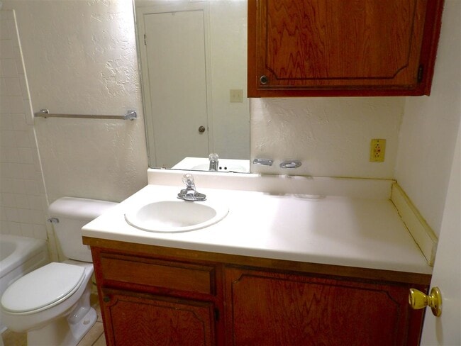 Building Photo - 6405 NW Oak Ave