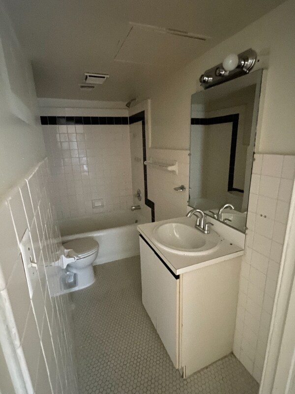 Building Photo - 1327 Spruce St
