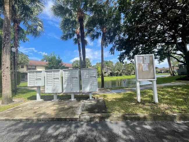 Foto del edificio - 4541 Carambola Cir S