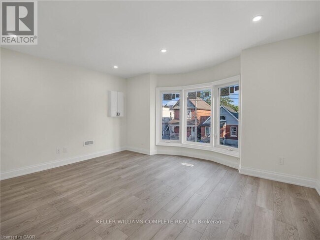 Photo du bâtiment - 718 Cannon St E