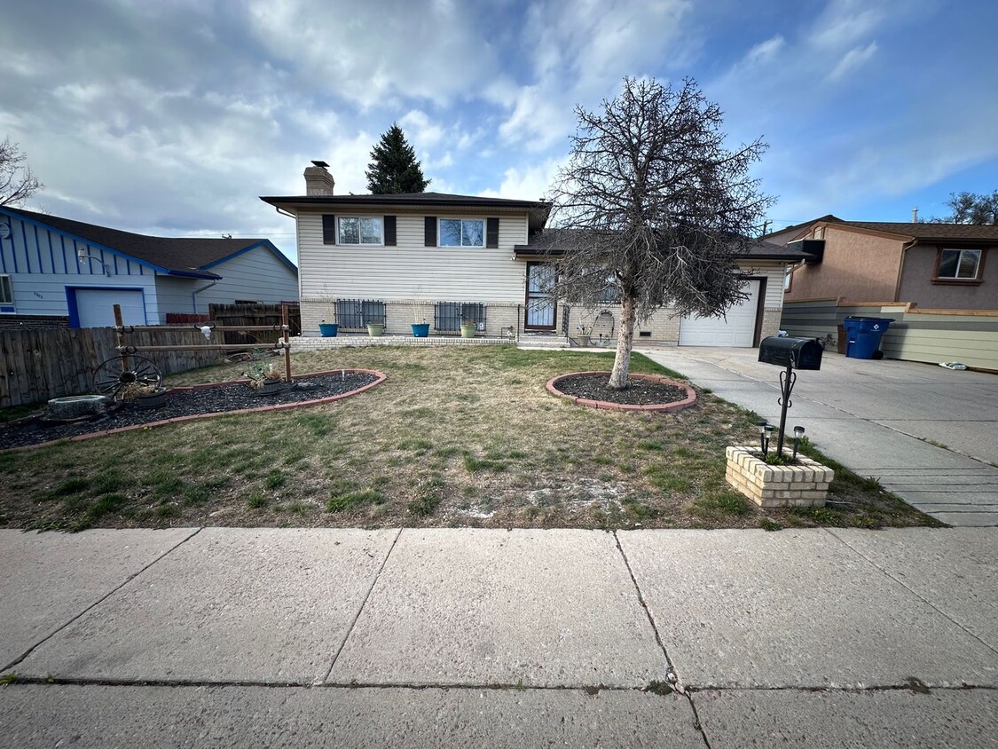 Foto principal - 4 Bed 2 Bath Home