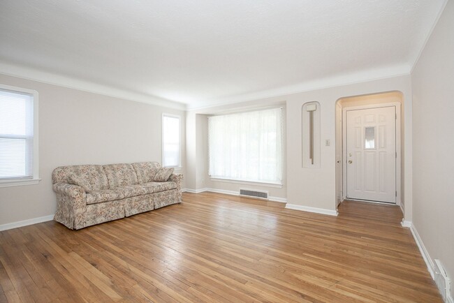 Building Photo - Charming 3 bedroom/2 bath House, Parma!