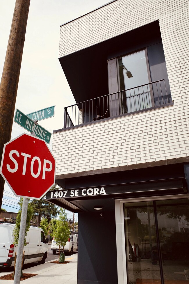 Building Photo - 1407 SE Cora St