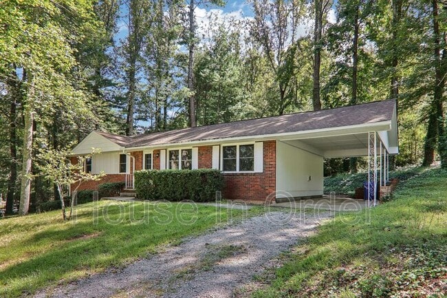 Building Photo - 325 Comet Dr