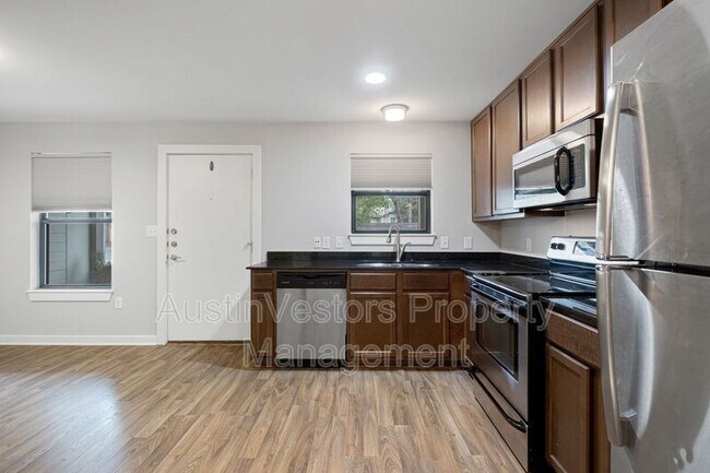 Building Photo - 924 E 51st St