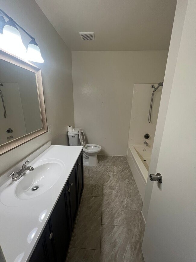 Building Photo - 2 Bedroom 1.5 Bath townhouse in Escondido
