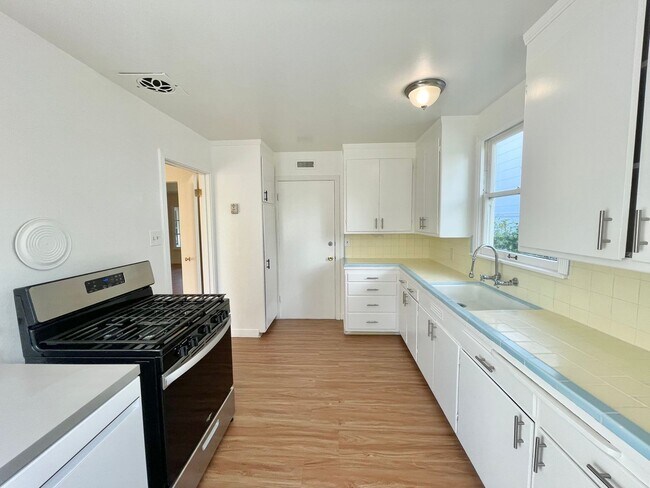 Building Photo - Lovely Westwood Knolls Home in great locat...