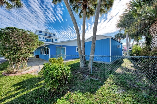 Building Photo - *Annual*  Beautiful! 3 bedroom home with d...