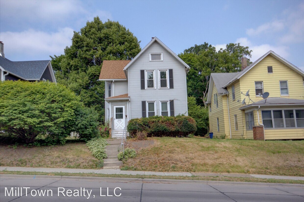 4 br, 2 bath House 723 12th St House for Rent in Moline, IL