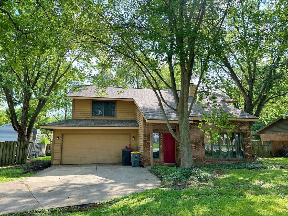 Primary Photo - 3 Bedroom, 2.5 Bath, 2 Car Garage - Close ...
