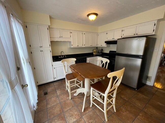 Kitchen - 4015 Heather Ct