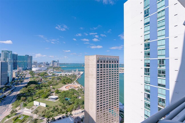 Foto del edificio - 325 S Biscayne Blvd