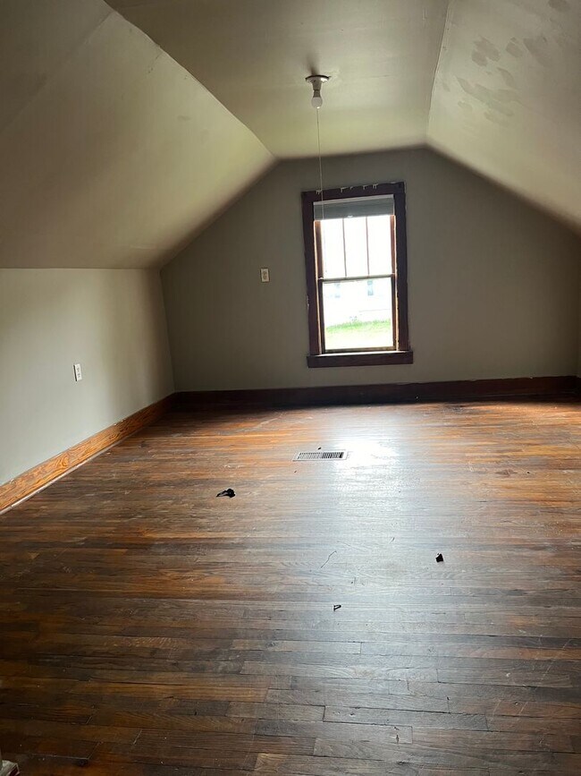 Building Photo - 4 Bedroom, 1 Bathr House