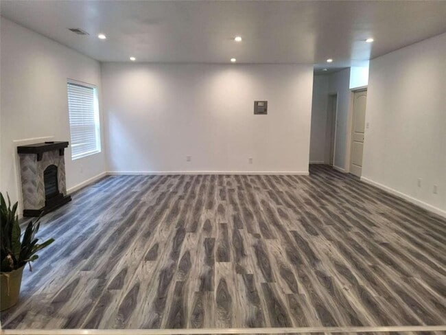 Building Photo - 325 Sunderland Way