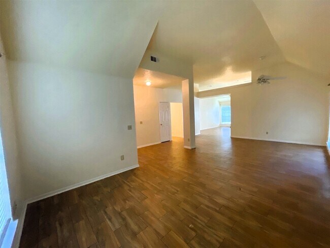 Building Photo - 107 S Village Knoll Cir