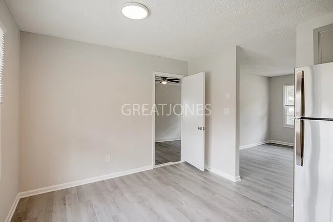 Building Photo - 300 Springwood Dr