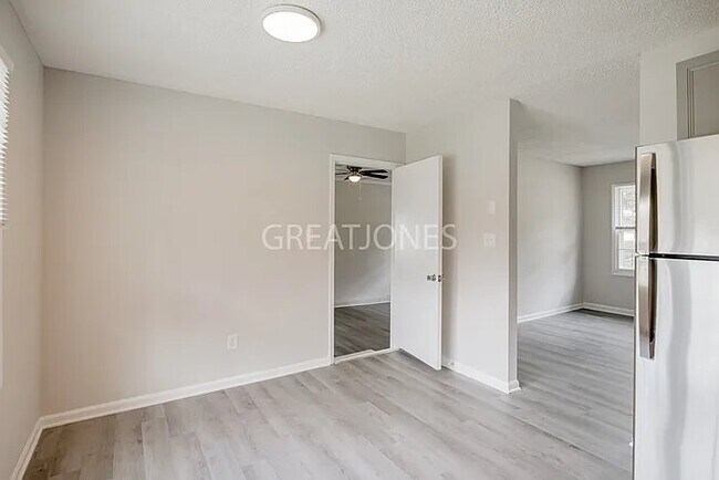 Foto del edificio - 300 Springwood Dr