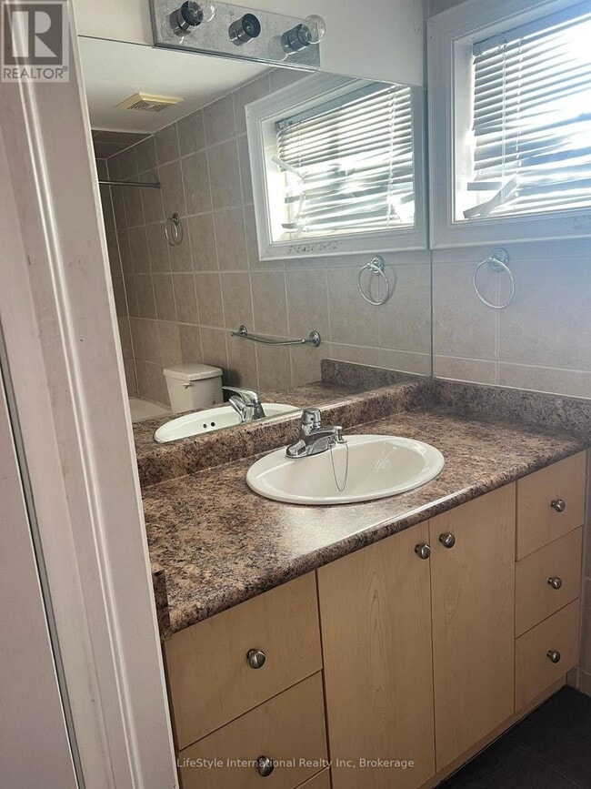 Photo du bâtiment - 280 Cornelius Pkwy