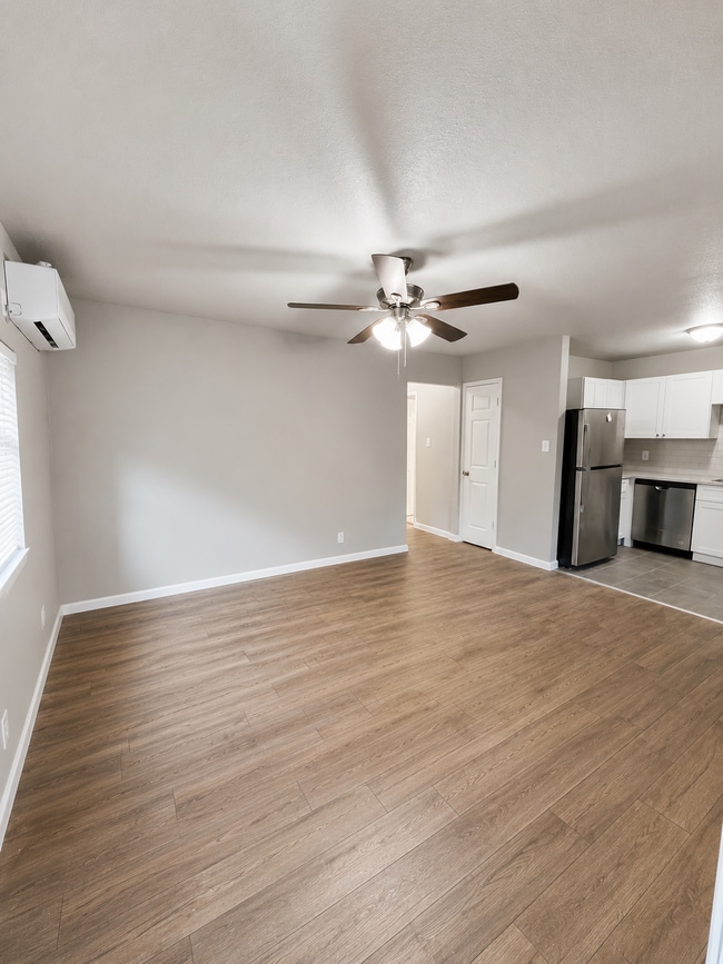 Photo - 855 BROADWAY AVE #4 House