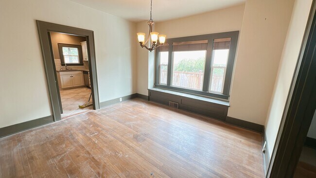 Foto del edificio - Classic 4 bdrm/2ba Craftsman in the Letter...