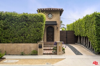 Building Photo - 435 Westmount Dr