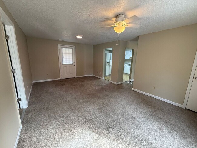 Foto del edificio - Three Bedroom two Bath home located in South West Area