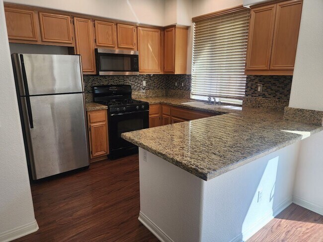 Building Photo - 2 Bedroom Townhome w/Attached 1 Car Garage...