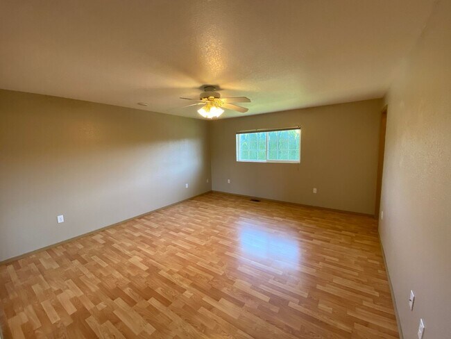 Building Photo - SINGLE FAMILY SPLIT LEVEL HOME IN POST FAL...