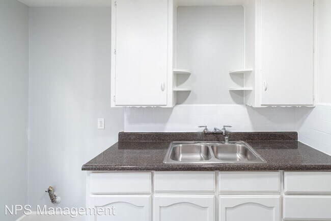 Building Photo - 2 br, 1 bath Apartment - 1945 W Vernon Ave...