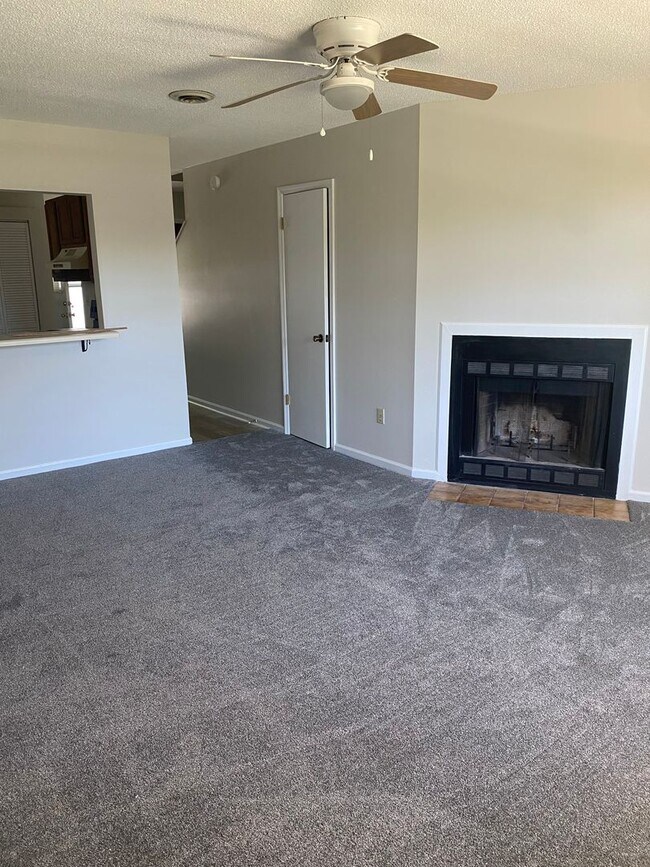Foto del edificio - Super Convenient, Haw Creek Townhome, 2 Be...