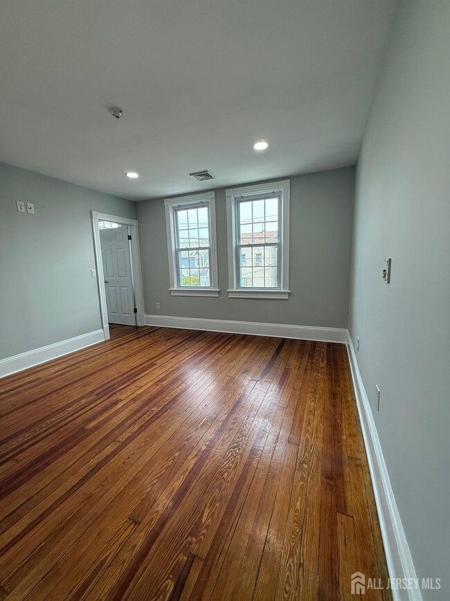 Building Photo - 187 Broad St