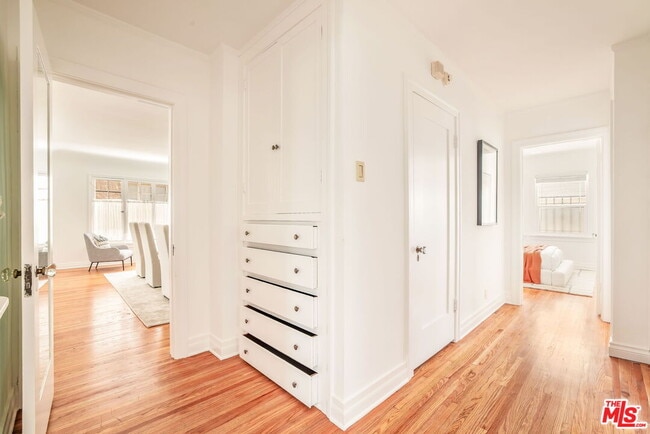 Hallway - 842 S Sycamore Ave