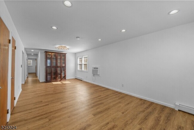 Building Photo - 520 Davis Ave