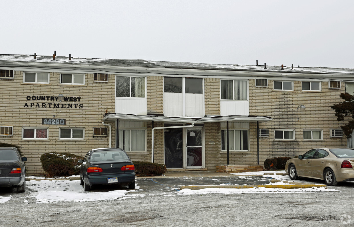 Country West Apartments - Courtyard Apartments