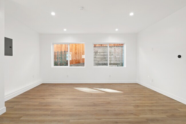 Foto del edificio - 8304 Pershing Dr