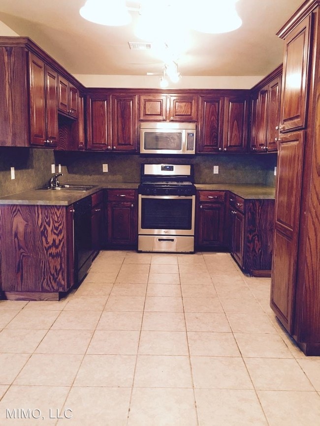 Building Photo - 15017 Kyle Dr
