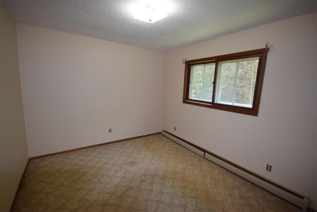 Building Photo - Large 2 bedroom-Heat Included-Great Location