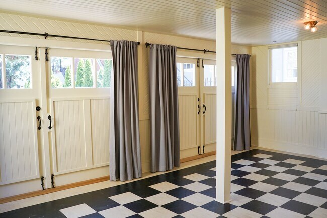 Foto del edificio - Beautifully Renovated 1-Bedroom "Carriage ...