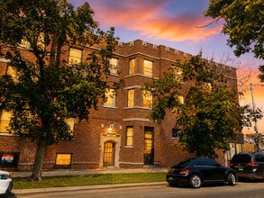 Building Photo - 1646 W Albion Ave
